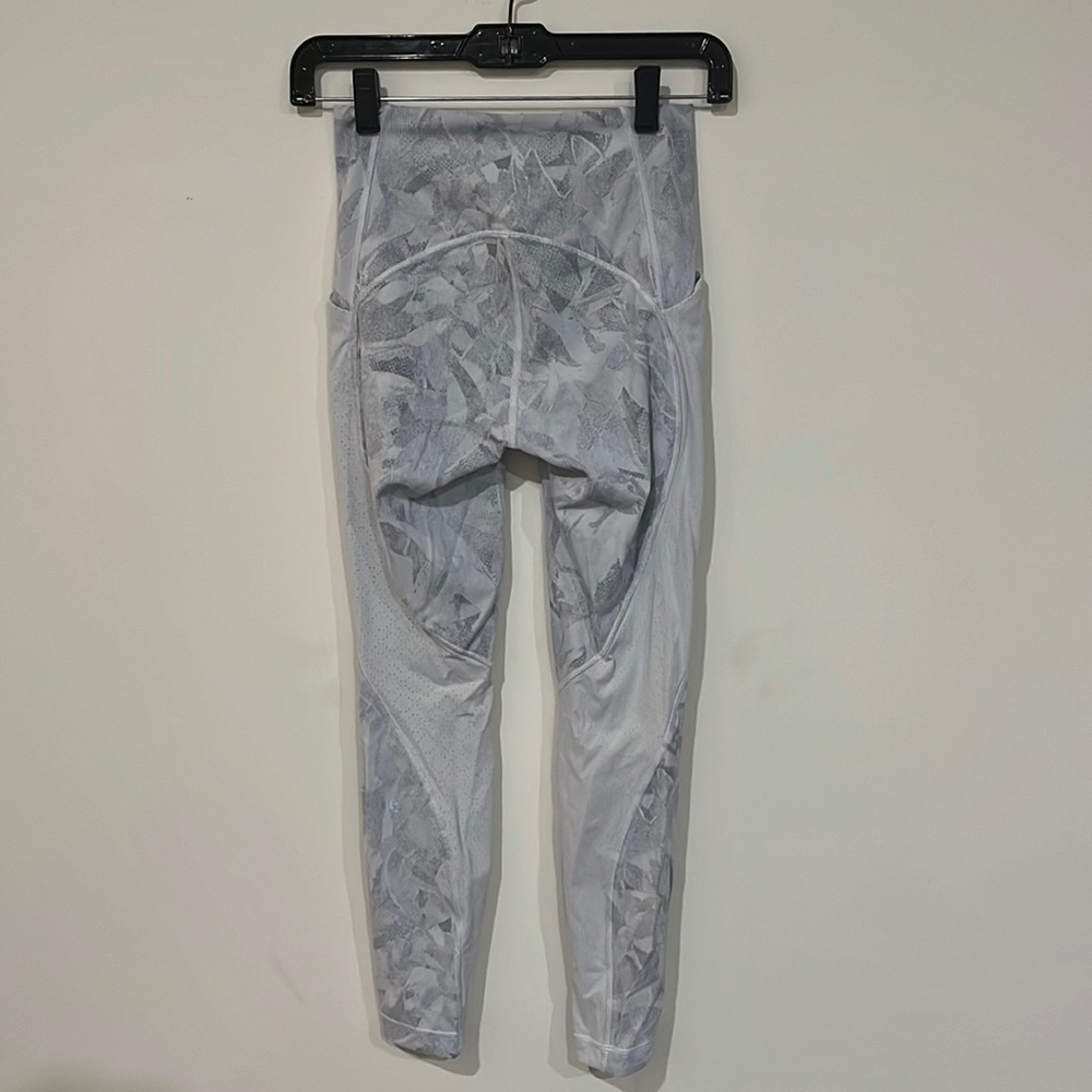 Lululemon gray/white H/R pattern leggings w/ pockets sz 4 25” inseam